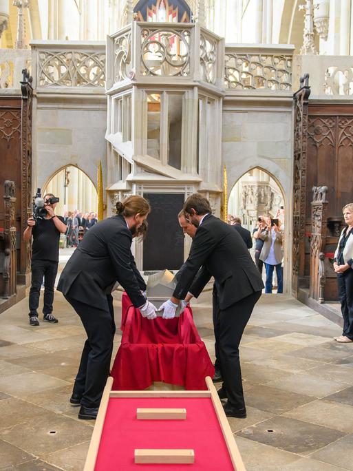 Mitarbeiter vom Landesamt für Denkmalpflege und Archäologie Sachsen-Anhalt und von der Kulturstiftung Sachsen-Anhalt heben im Hohen Chor des Doms den Sarg mit den Gebeinen von Kaiser Otto dem Großen in den Sarkophag. Mitarbeiter vom Landesamt für Denkmalpflege und Archäologie Sachsen-Anhalt und von der Kulturstiftung Sachsen-Anhalt heben im Hohen Chor des Doms den Sarg mit den Gebeinen von Kaiser Otto dem Großen in den Sarkophag.