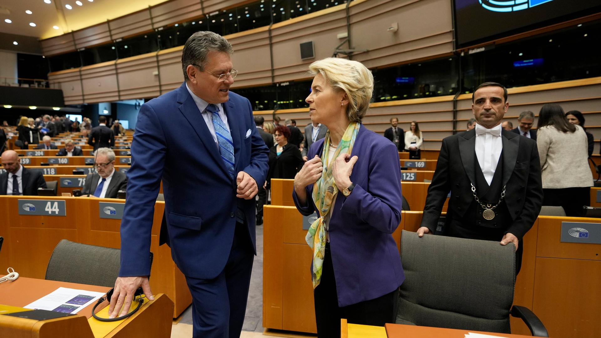 Maros Sefcovic steht mit Ursula von der Leyen im Plenarsaal der EU-Kommission in Brüssel. 