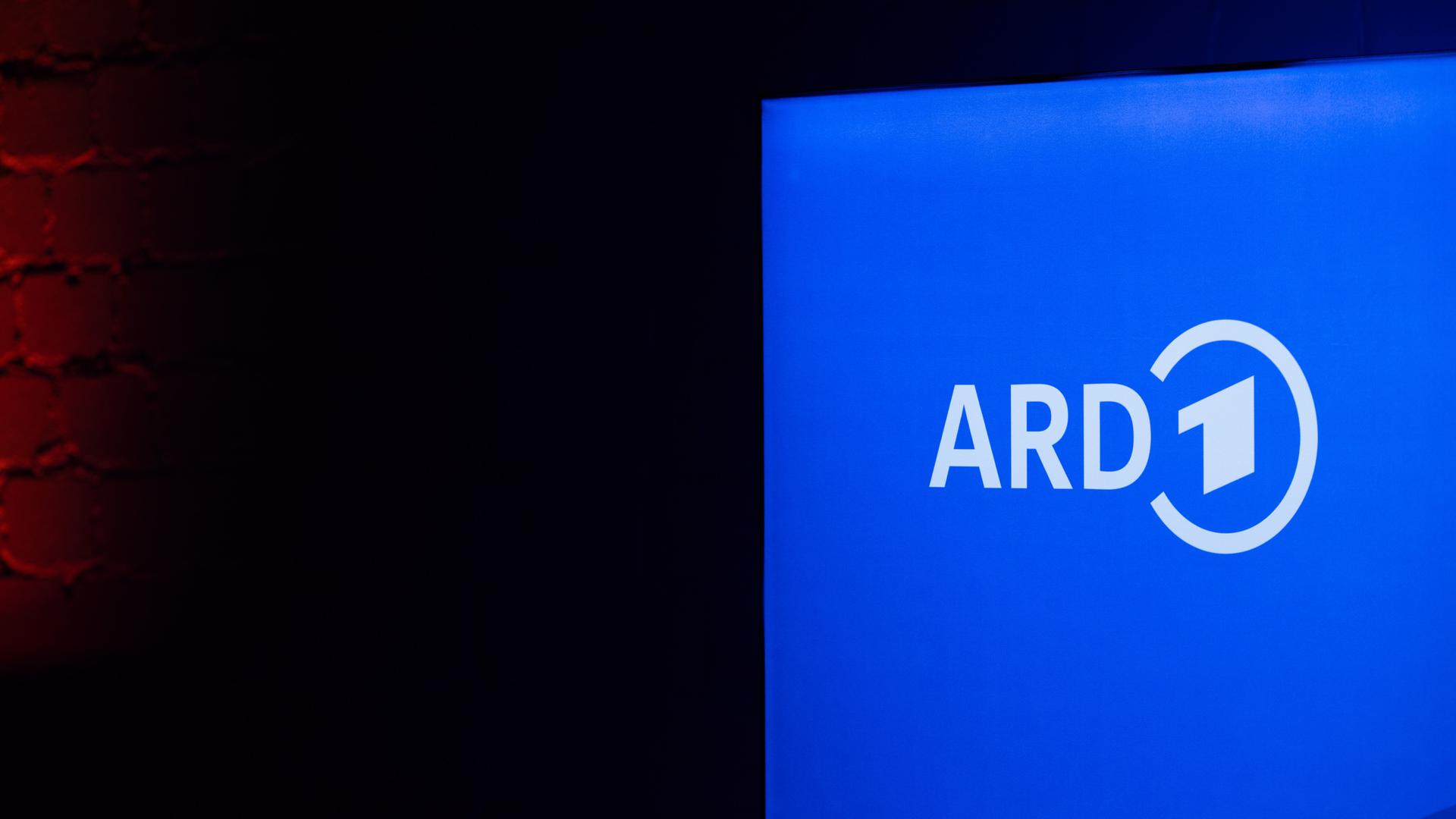 Das Logo der ARD ist vor dunklem Hintergrund aufgestellt. 