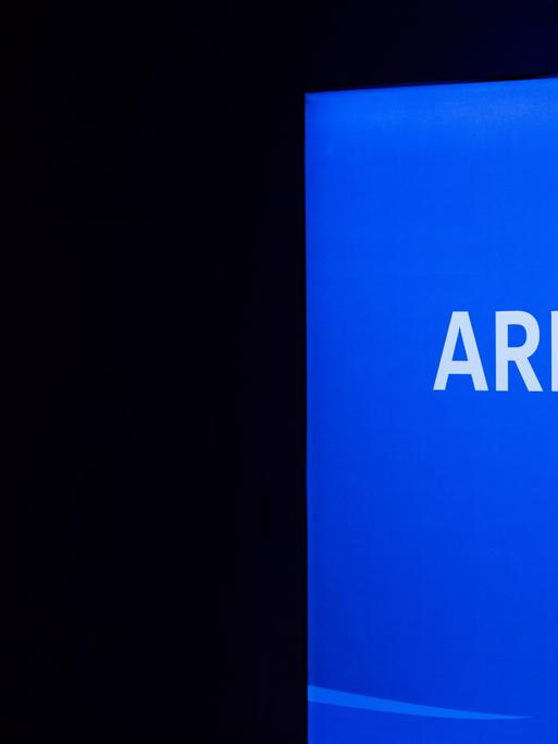 Das Logo der ARD ist vor dunklem Hintergrund aufgestellt. 