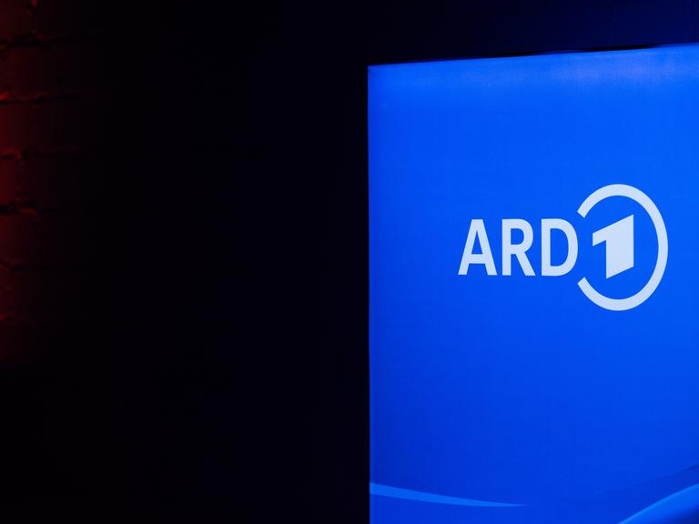 Das Logo der ARD ist vor dunklem Hintergrund aufgestellt. 
