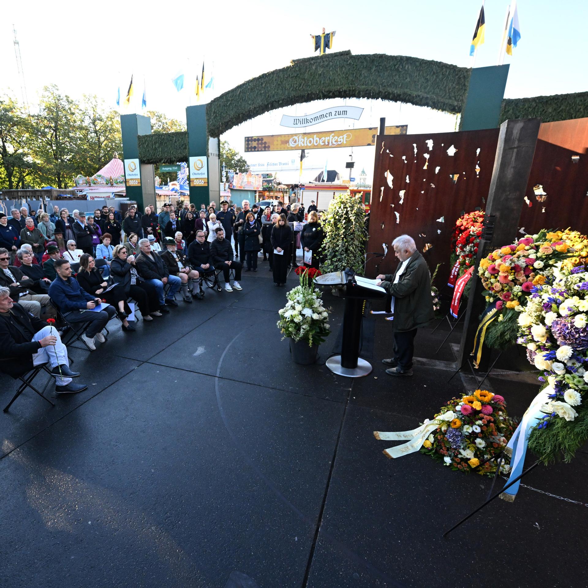 Ramin Assisi, Ersthelfer am 26. September 1980, spricht bei der Gedenkveranstaltung zum Jahrestag des Oktoberfest-Attentats von 1980 am Denkmal für die Wiesn-Attentat-Opfer am Haupteingang der Theresienwiese.