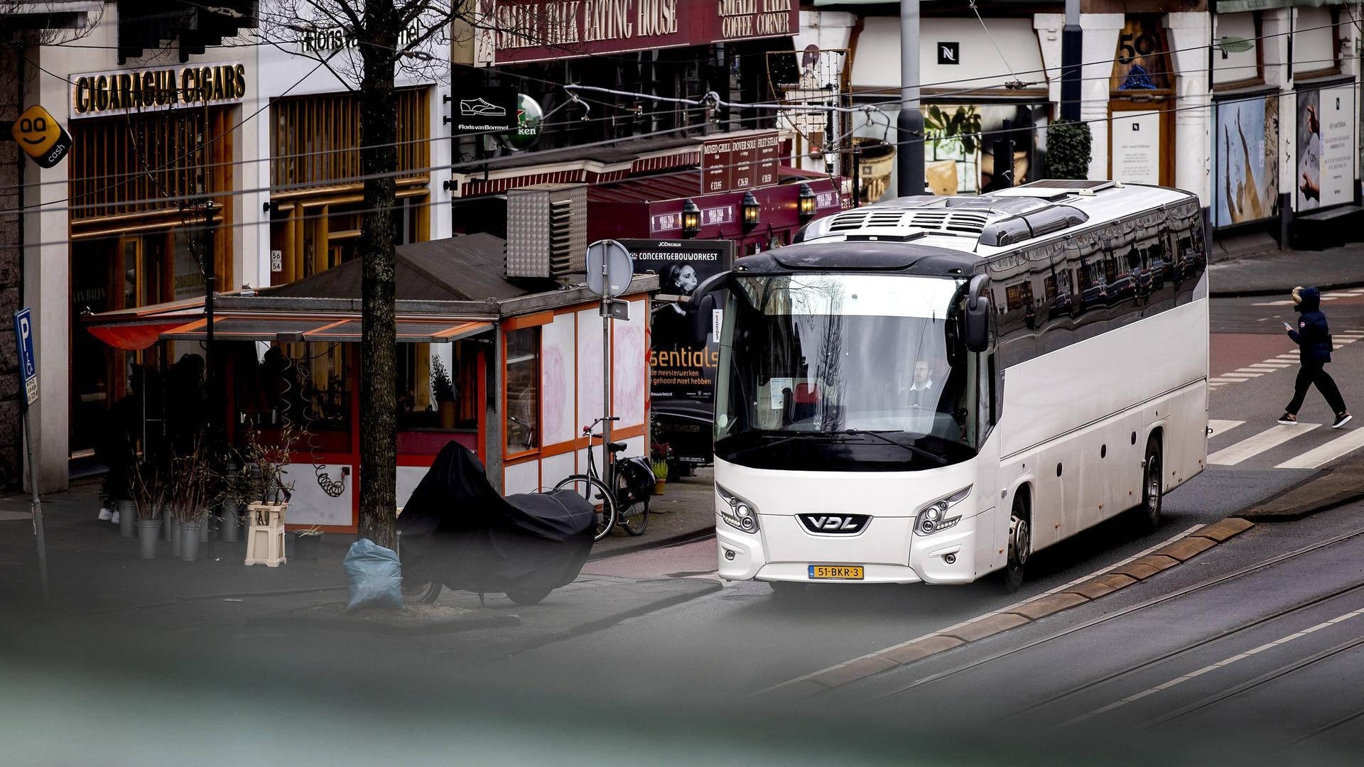 Ein Reisebus im Stadtverkehr Amsterdam.