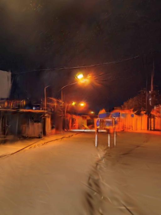 KI-generiertes Bild einer Straße in Ayia Napa, Zypern. Aus einem Projekt von Emiddio Vasquez.