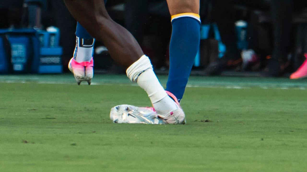 Beine von Fußballspielern während eines Zweikampfs, ein Spieler tritt dem anderen auf das Fußgelenk.