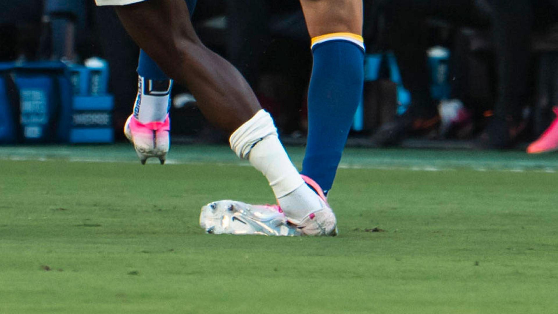 Beine von Fußballspielern während eines Zweikampfs, ein Spieler tritt dem anderen auf das Fußgelenk. Beine von Fußballspielern während eines Zweikampfs, ein Spieler tritt dem anderen auf das Fußgelenk.