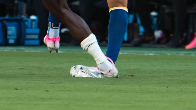 Beine von Fußballspielern während eines Zweikampfs, ein Spieler tritt dem anderen auf das Fußgelenk.