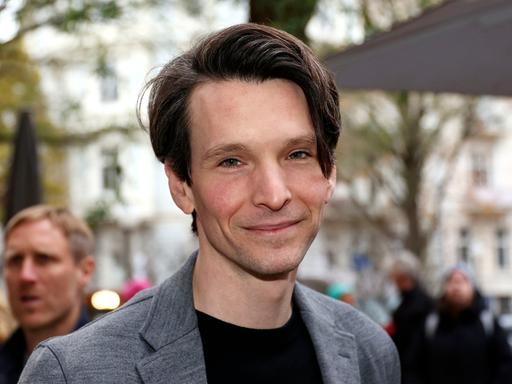 Porträt des Schauspielers Sabin Tambrea bei der Premiere der Fernsehserie 'Kranitz - Bei Trennung Geld zurück', Hamburg, 27.11.2022