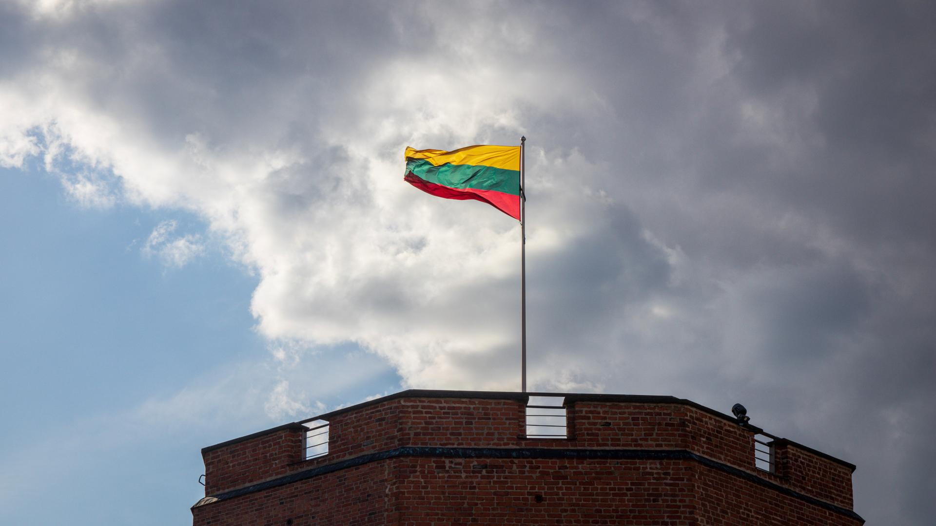 Litauens Fahne weht im Wind