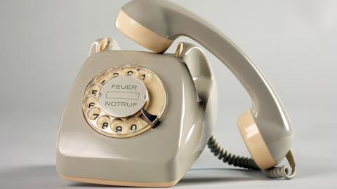 Ein historisches Telefon mit Wählscheibe.