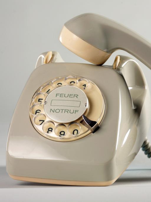 Ein historisches Telefon mit Wählscheibe.