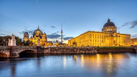 Nachtaufnahme vom Stadtschloss, dem Dom und dem Fernsehturm in Berlin.