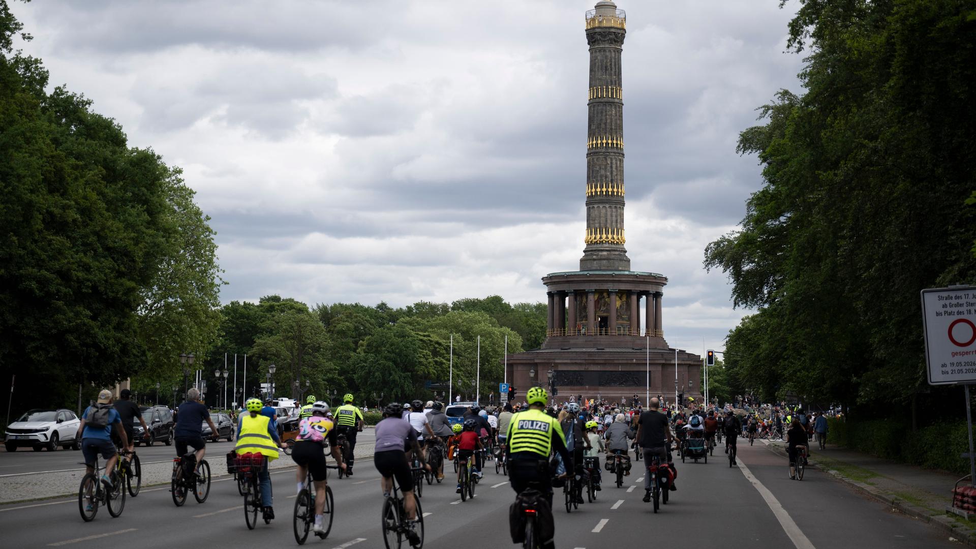 Das Foto zeigt Teilnehmerinnen und Teilnehmer an der Fahrradsternfahrt des ADFC in Berlin. Das Foto zeigt Teilnehmerinnen und Teilnehmer an der Fahrradsternfahrt des ADFC in Berlin.