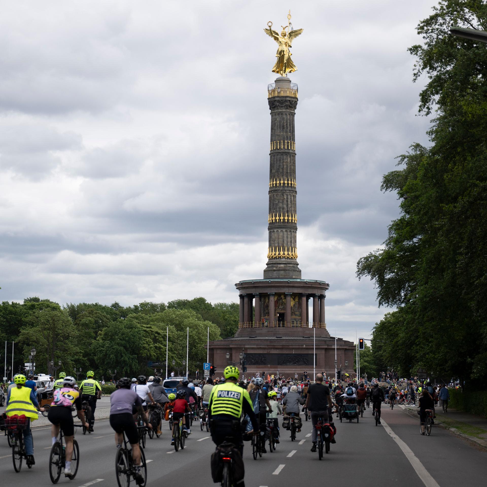 Das Foto zeigt Teilnehmerinnen und Teilnehmer an der Fahrradsternfahrt des ADFC in Berlin.