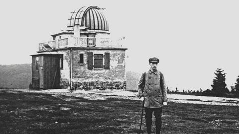 Cuno Hoffmeister 1925 vor der neu erbauten Sternwarte Sonneberg