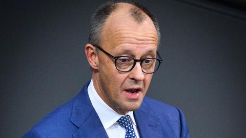 Bundeskanzler Friedrich Merz (CDU) spricht in der Plenarsitzung im Deutschen Bundestag.