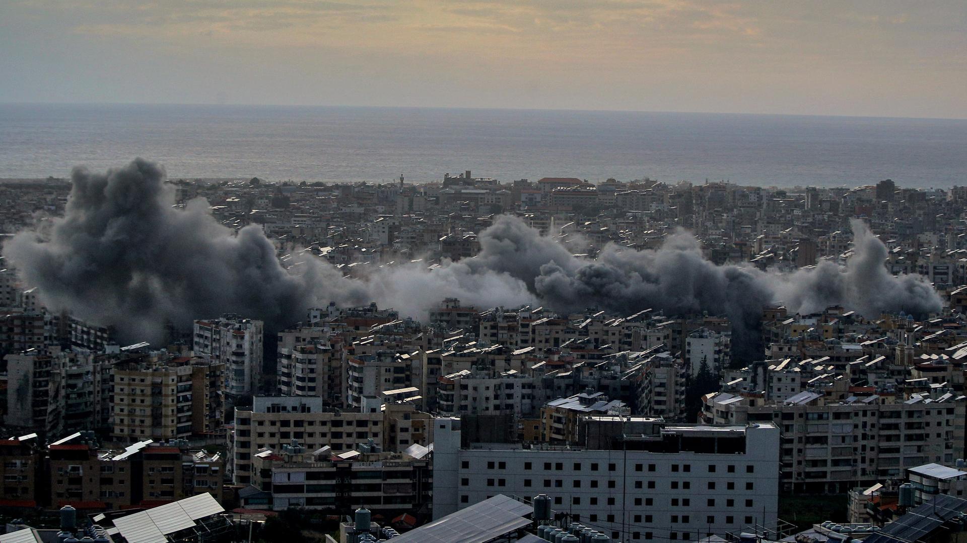 Luftaufnahme. Rauch steigt aus einem südlichen Vorort von Beirut auf.