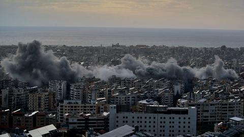 Luftaufnahme. Rauch steigt aus einem südlichen Vorort von Beirut auf.