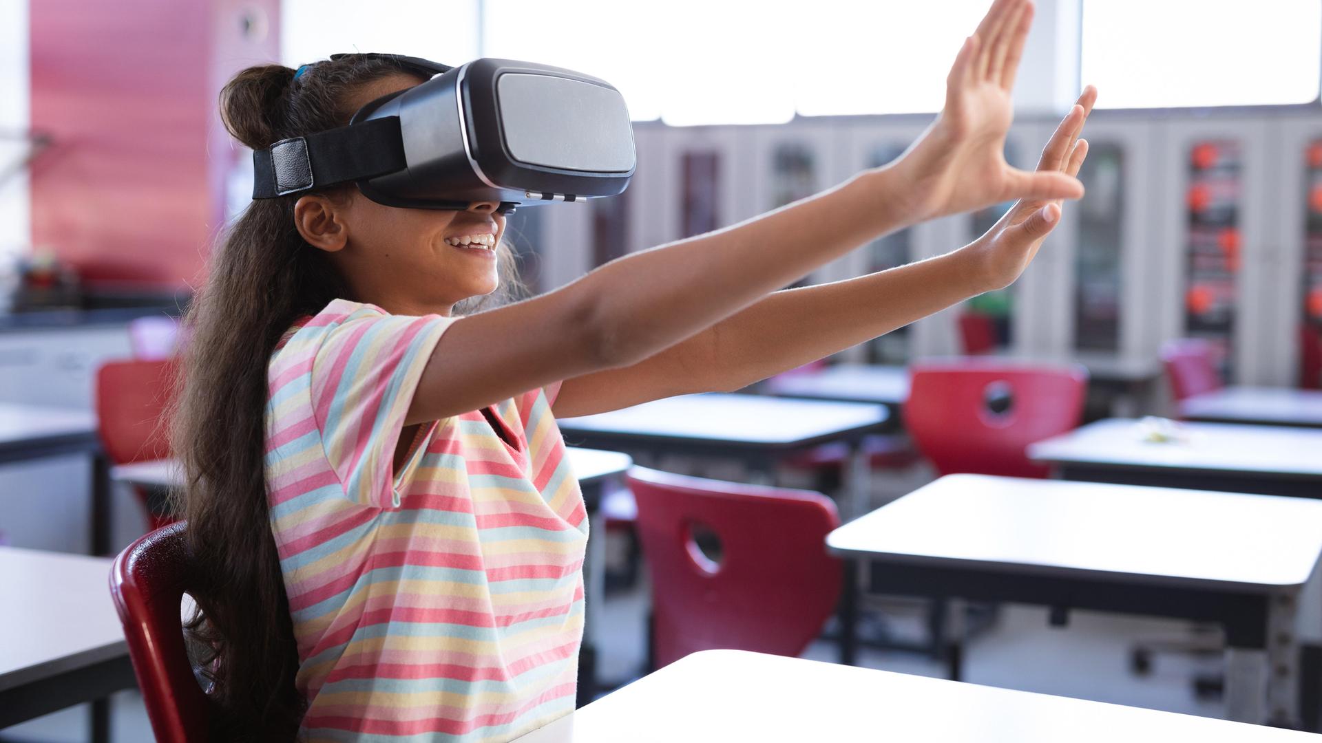 Schülerin in den USA sitzt mit einer VR Brille im Klassenzimmer (Symbolbild)