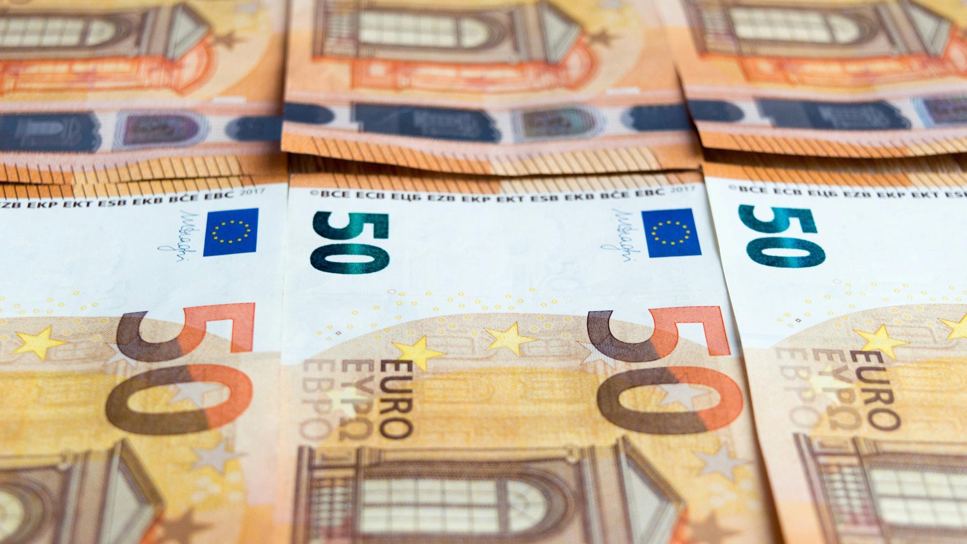 Mehrere 50-Euro-Scheine liegen nebeneinander