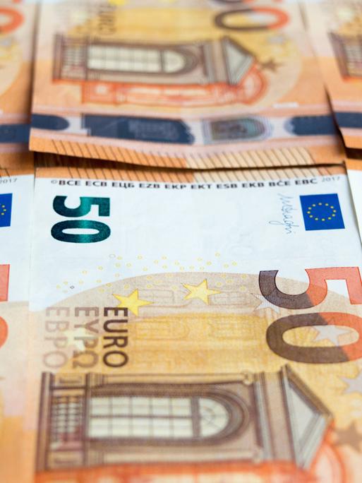 Mehrere 50-Euro-Scheine liegen nebeneinander