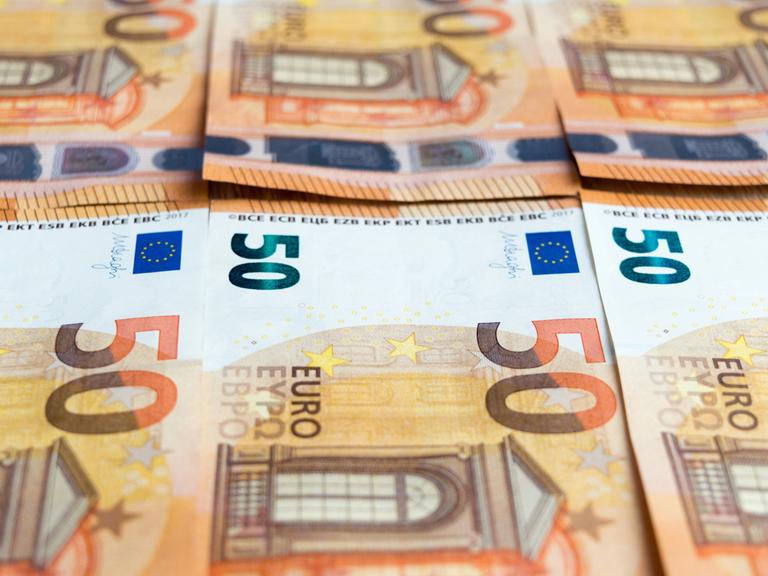 Mehrere 50-Euro-Scheine liegen nebeneinander
