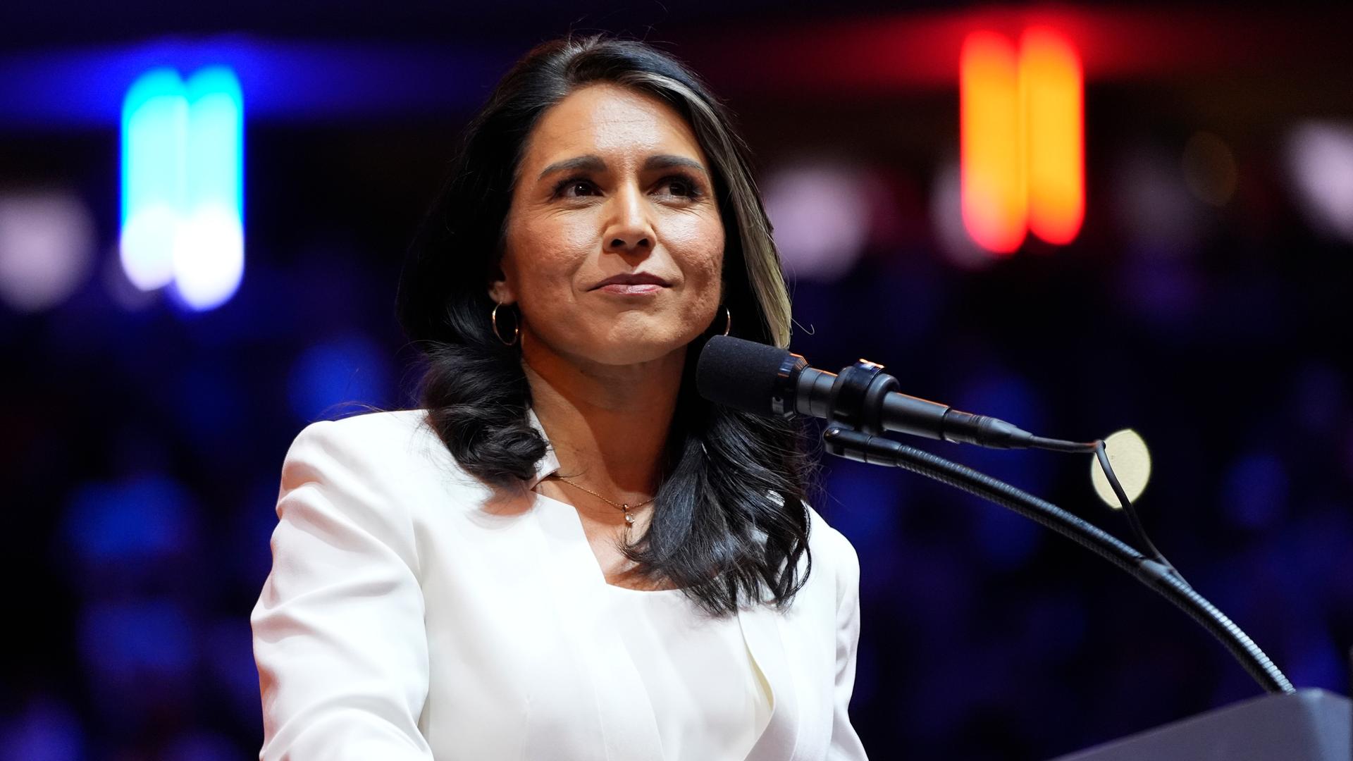 Tulsi Gabbard spricht im Madison Square Garden auf einer Wahlkampfveranstaltung von Donald Trump.