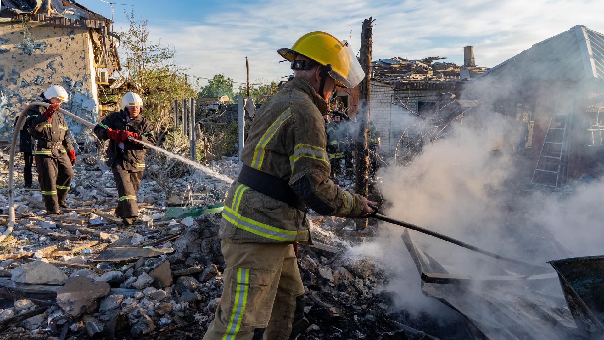 Rettungskräfte löschen in Charkiw einen Brand in einem Wohnhaus, das durch einen russischen Luftangriff zerstört wurde. 