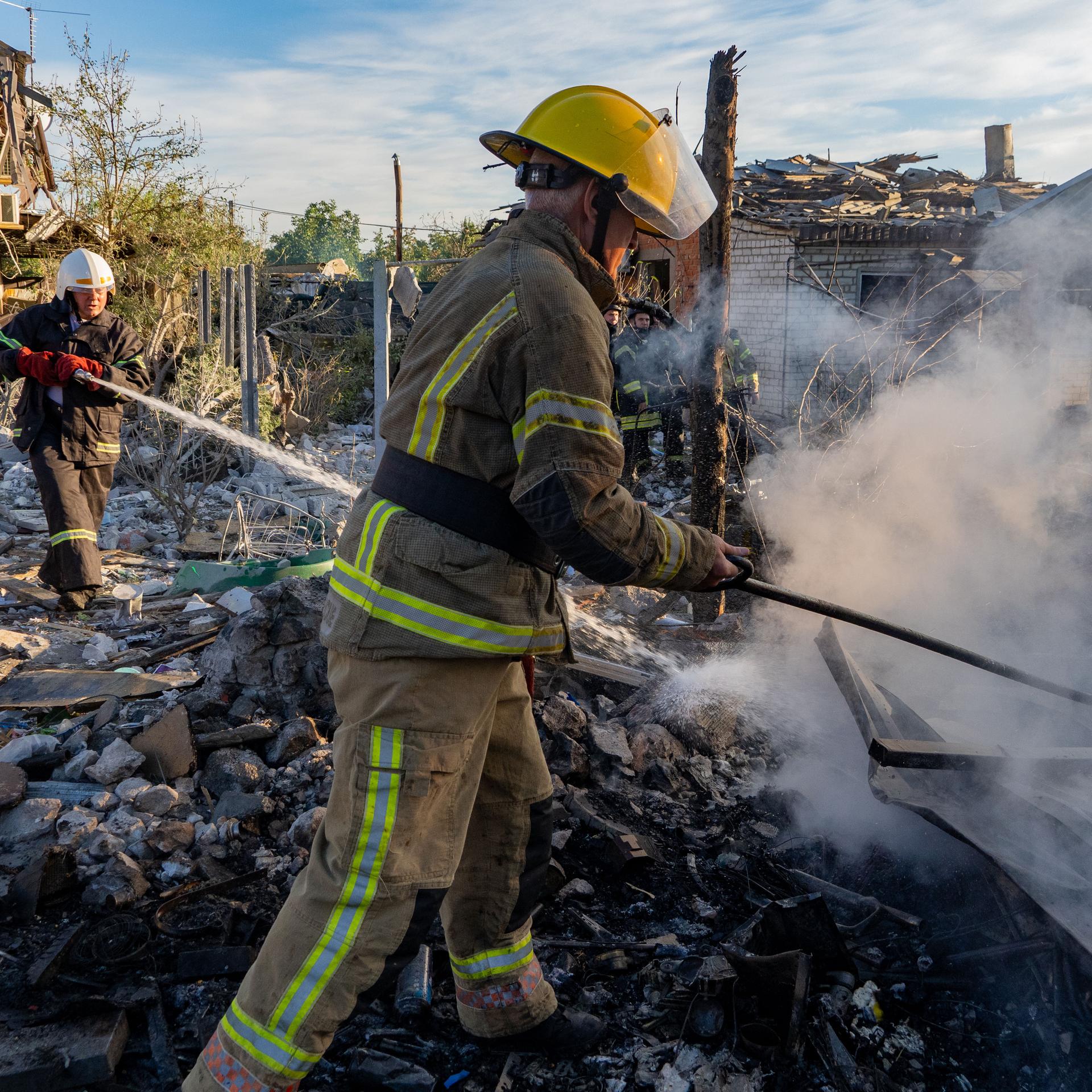 Rettungskräfte löschen in Charkiw einen Brand in einem Wohnhaus, das durch einen russischen Luftangriff zerstört wurde. 