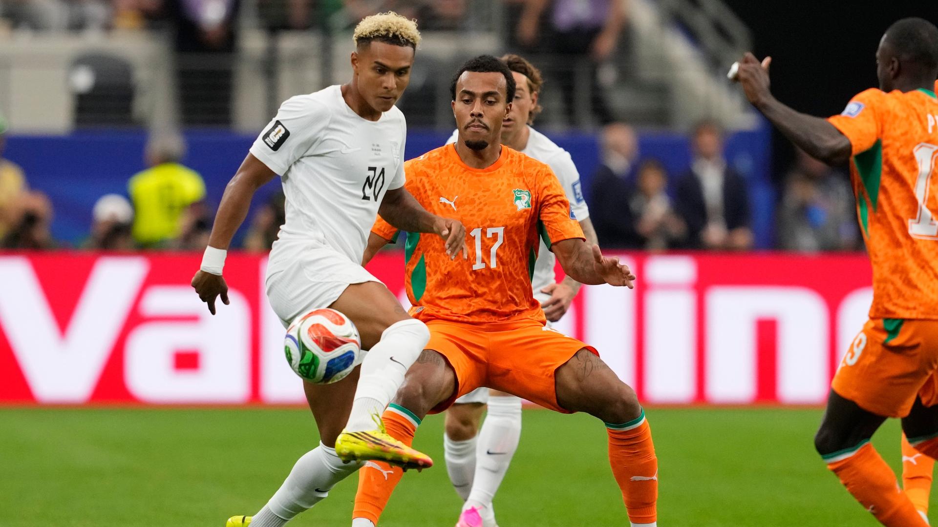 Arlington: Guela Doue (M) von der Elfenbeinküste spielt gegen Antonio Nusa (l) von Norwegen. 