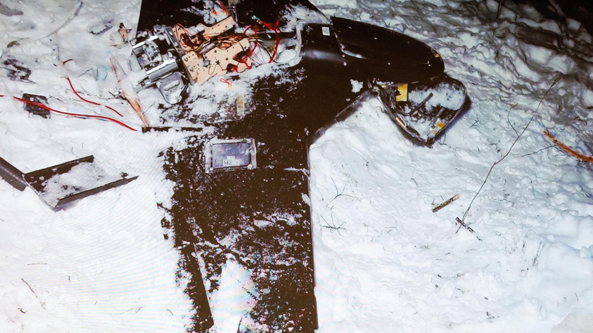 Ein Bild der Trümmer einer ukrainischen Drohne wird während einer Pressekonferenz von Generalmajor Alexander Romanenkow, Chef der Luft- und Raketenabwehrstreitkräfte der russischen Luft- und Raumfahrtstreitkräfte, gezeigt. 