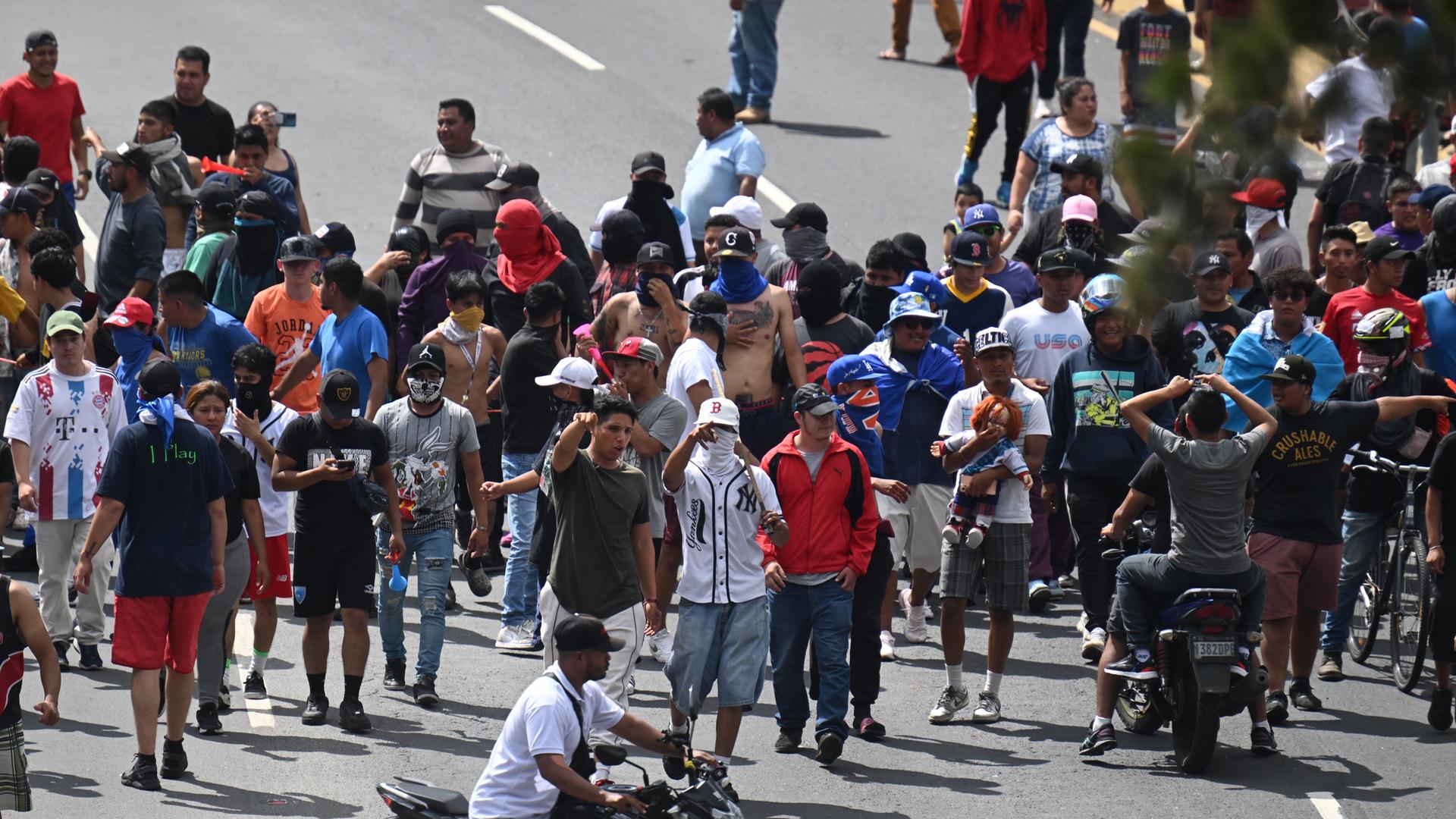 Menschen in Guatemala blockieren eine Straße.