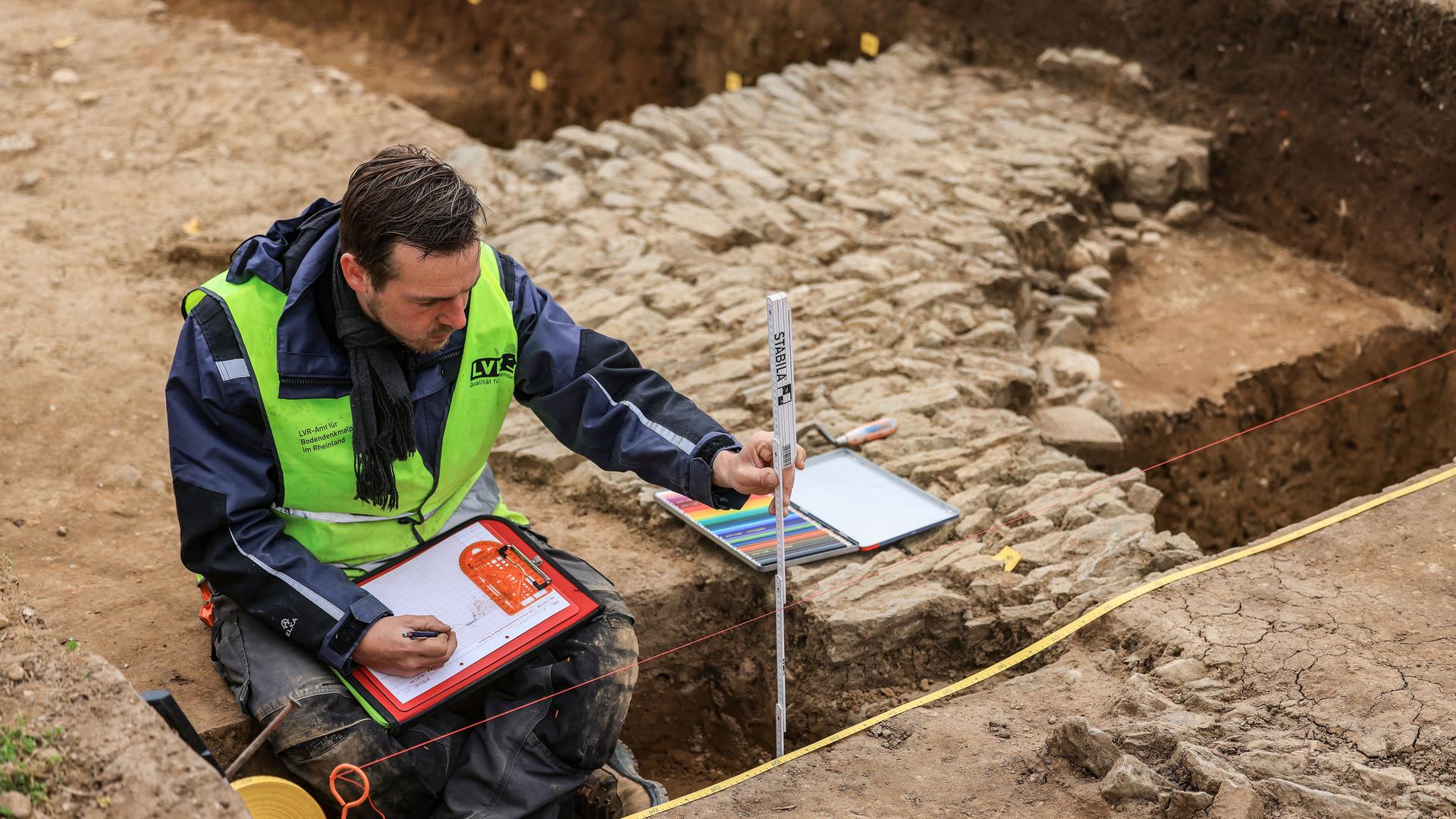 Ein Archäologe kartographiert nach Grabungen in Xanten die Mauern eines römischen Gebäudes nahe dem ehemaligen Legionslagers Vetera Castra.