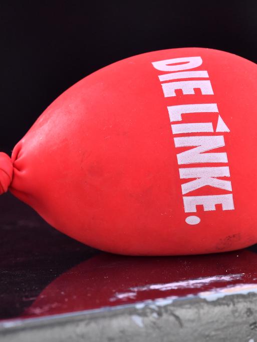 Ein mit Sand gefüllter Luftballon mit dem Aufdruck "Die Linke" liegt bei der Vorstellung der Kampagne der Partei zur Landtagswahl auf einem Tisch. 