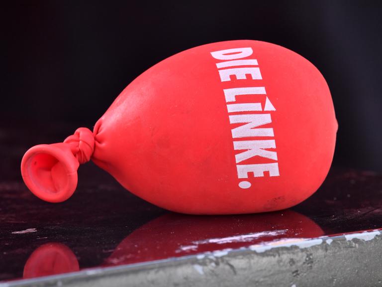 Ein mit Sand gefüllter Luftballon mit dem Aufdruck "Die Linke" liegt bei der Vorstellung der Kampagne der Partei zur Landtagswahl auf einem Tisch. 