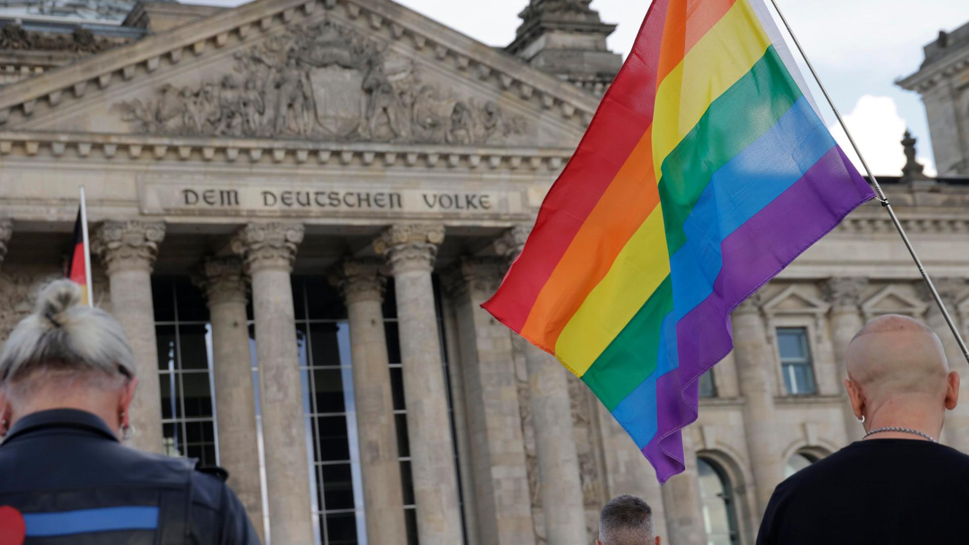 Regenbogenflagge vor dem Bundestag