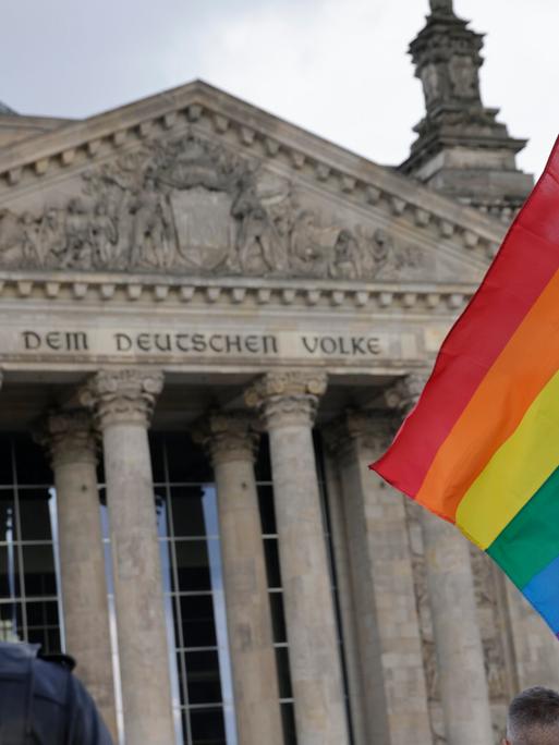 Regenbogenflagge vor dem Bundestag