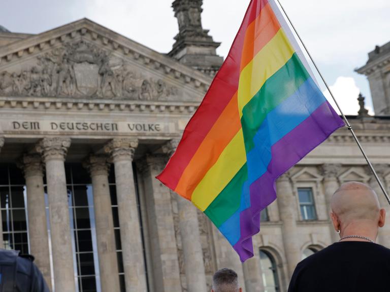 Regenbogenflagge vor dem Bundestag