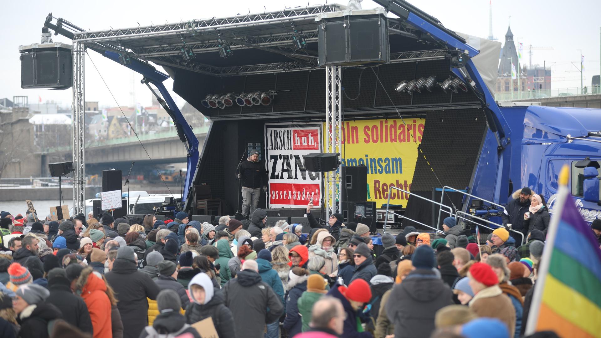Viele Demonstrierende sind bereits eine Stunde vor dem offiziellen Beginn der Kundgebung an der Deutzer Werft in Köln.