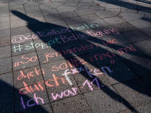 Mit Kreide steht auf Straßenpflaster: @catcallsofberlin - #stoppt Belästigung - "Jemanden wie dich sollte man mal ordentlich durchf**ken. - Ich war elf" 