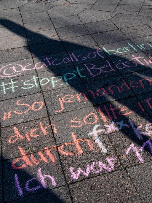 Mit Kreide steht auf Straßenpflaster: @catcallsofberlin - #stoppt Belästigung - "Jemanden wie dich sollte man mal ordentlich durchf**ken. - Ich war elf" 