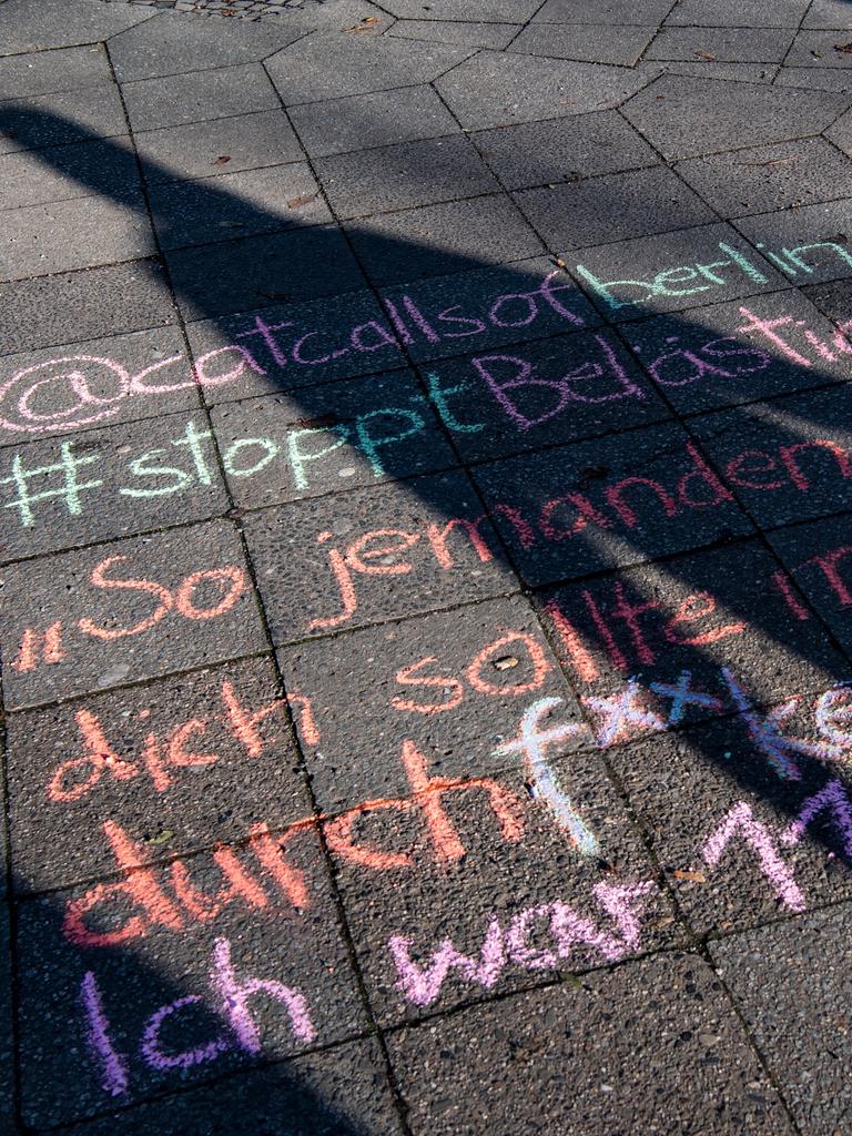 Mit Kreide steht auf Straßenpflaster: @catcallsofberlin - #stoppt Belästigung - "Jemanden wie dich sollte man mal ordentlich durchf**ken. - Ich war elf" 
