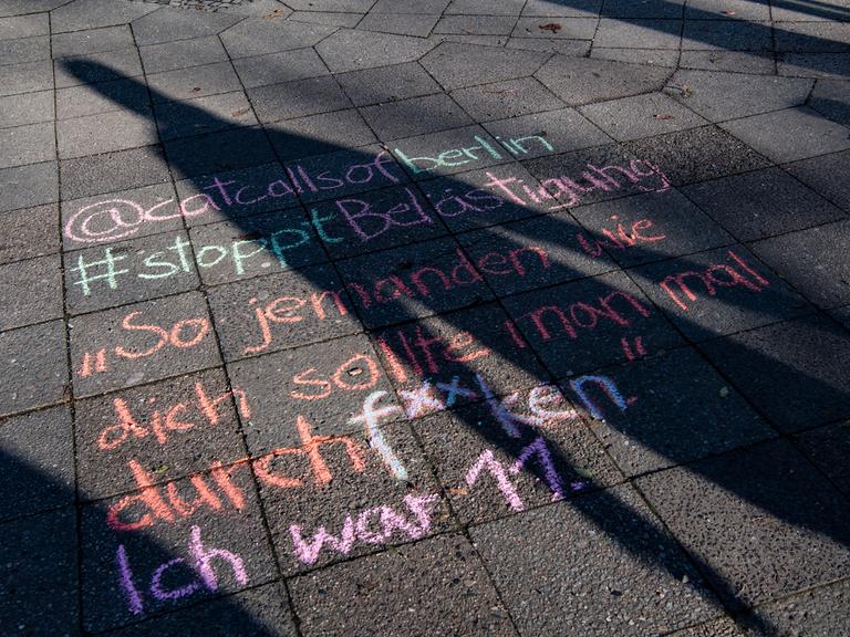 Mit Kreide steht auf Straßenpflaster: @catcallsofberlin - #stoppt Belästigung - "Jemanden wie dich sollte man mal ordentlich durchf**ken. - Ich war elf" 