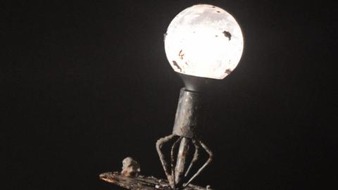 Eine runde Lampe vor schwarzem Hintergrund