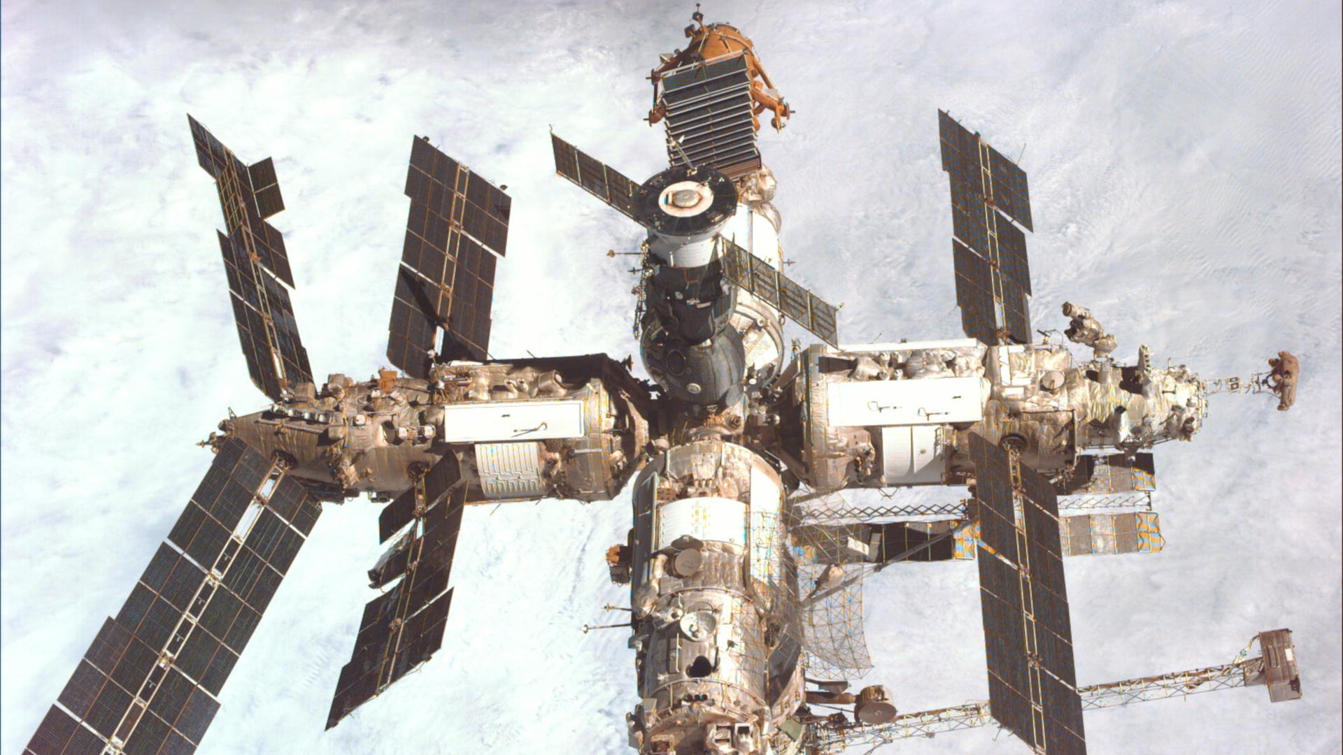 Die Raumstation MIR, aufgenommen zehn Jahre nach dem Aufenthalt des Kosmonauten Momand. Die Raumstation MIR, aufgenommen zehn Jahre nach dem Aufenthalt des Kosmonauten Momand.