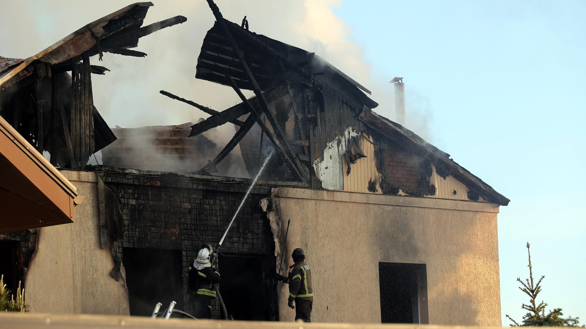 Ukraine, Charkiw: Feuerwehrleute löschen nach einem russischen Raketenangriff ein Feuer in einem Haus. Ukraine, Charkiw: Feuerwehrleute löschen nach einem russischen Raketenangriff ein Feuer in einem Haus.