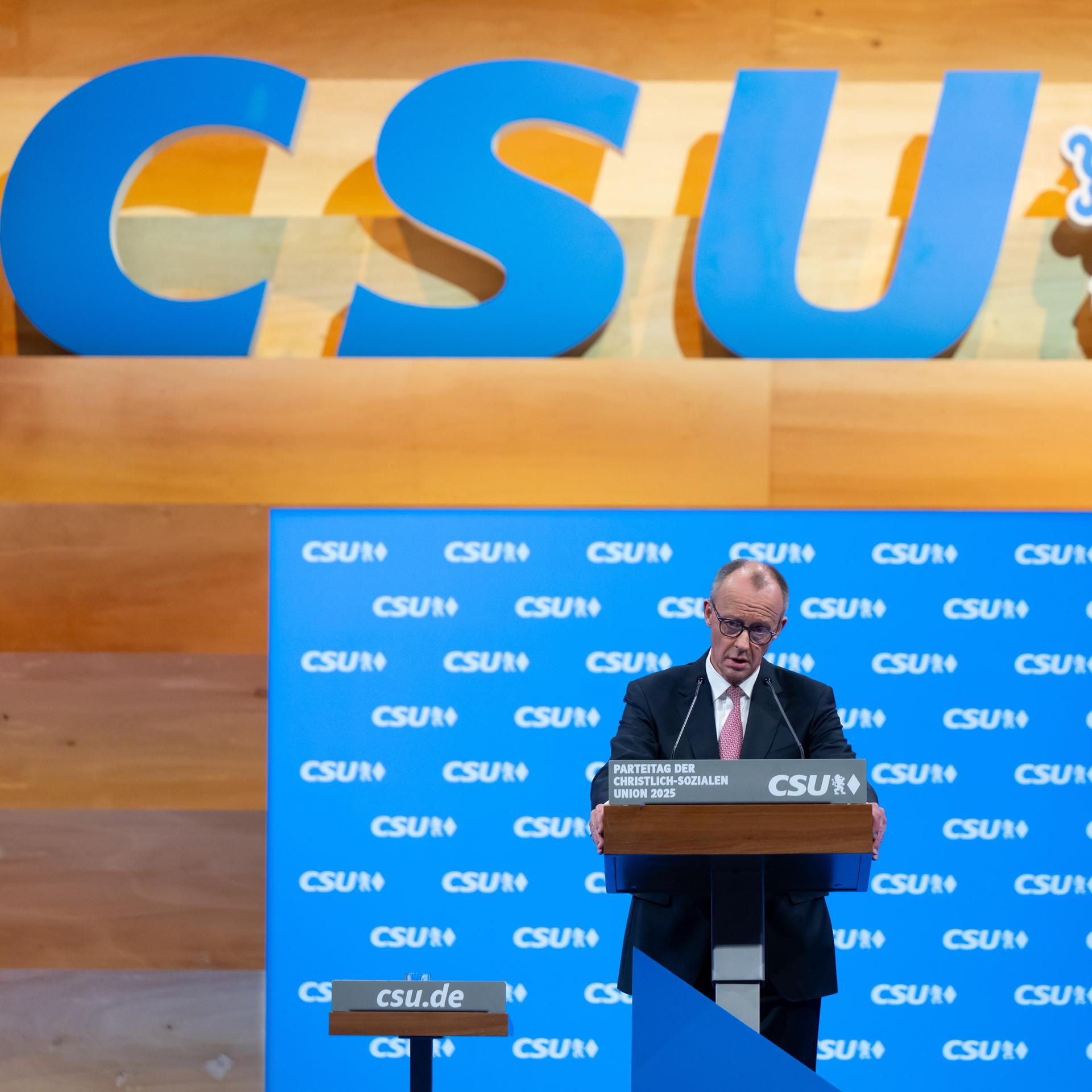 Bundeskanzler Friedrich Merz spricht beim CSU-Parteitag in München.