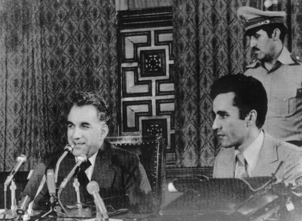 Der afghanische Präsident Hafizullah Amin hält nur wenige Tage nach dem Sturz des früheren Präsidenten Nur Mohammad Taraki eine Pressekonferenz ab. Amin, dessen linksgerichtete Politik beim afghanischen Volk unpopulär war, blieb nur vier Monate im Amt, da er im Dezember 1979 während der sowjetischen Invasion getötet wurde.