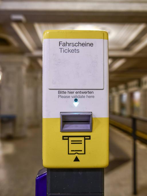 Ticket-Entwerter im U-Bahnhof