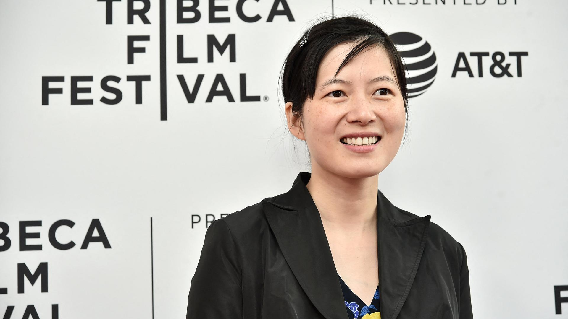 Die Regisseurin Jialing Zhang bei einem Filmfestival im Jahr 2019. Sie steht vor einem weißen Hintergrund.